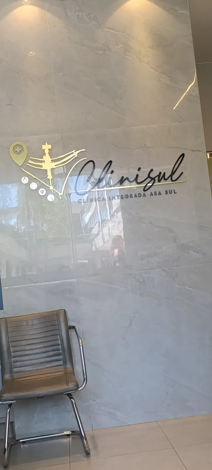 Marca Clinisul em relevo dourado na parede de mármore da entrada do edifício Linea Vitta