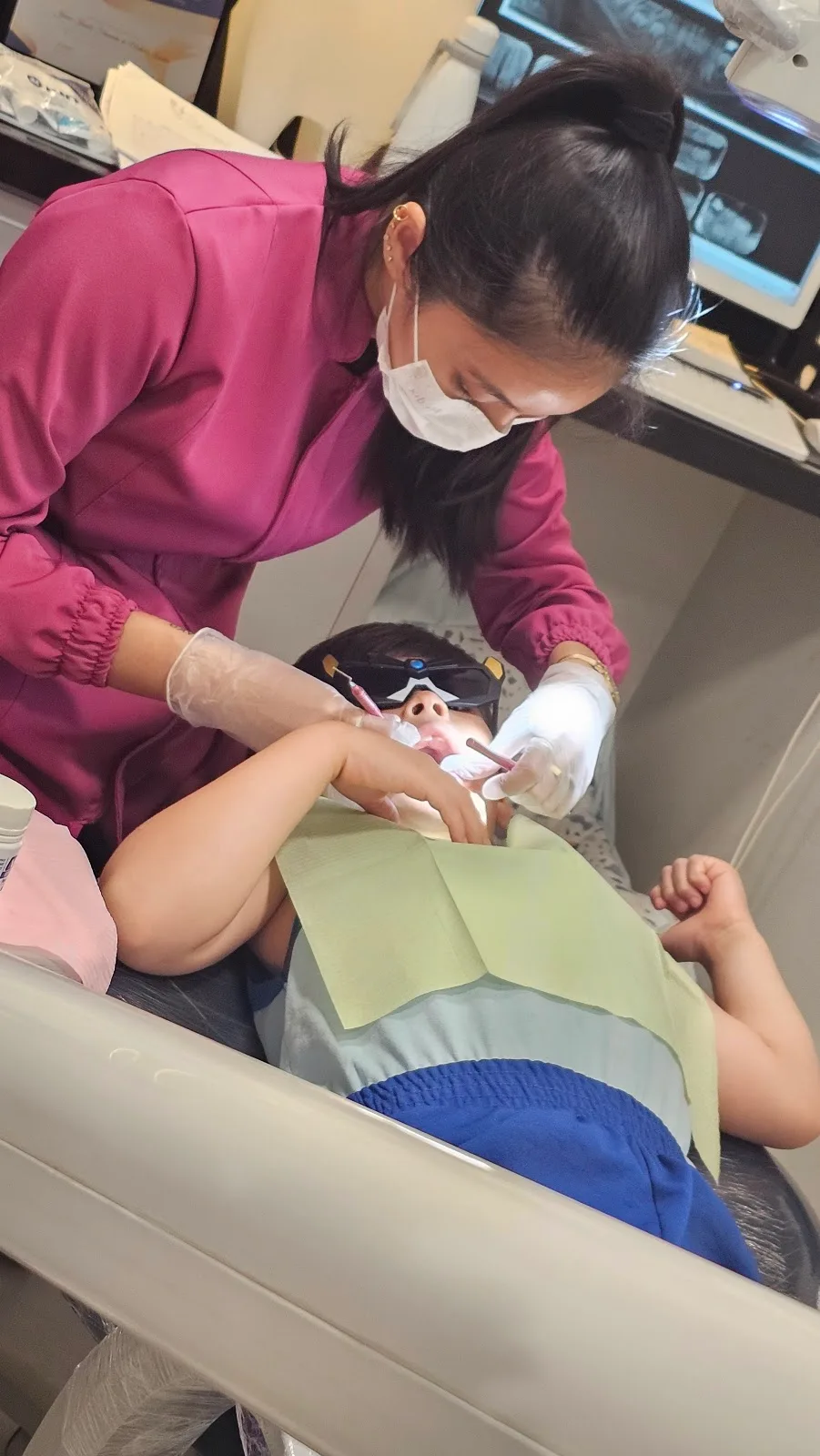 Atendimento na Clinisul com óculos de proteção